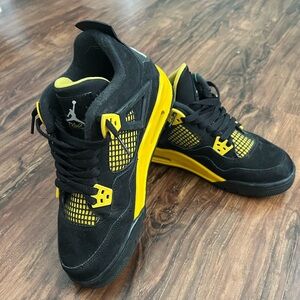Jordan 4 Thunders. Size 7Y. Bought from Stock X. Only fit for 1 winter.